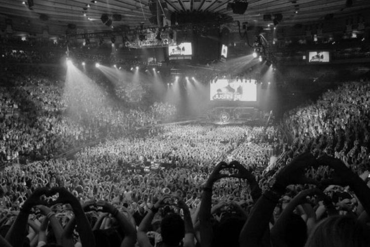 kravanja04's tweet photo. Exactly 7 years after his first msg show, he hit 100M followers on twitter. Just like he said 'Never say Never' #100MBeliebers @justinbieber https://t.co/pTn0vuSYMc
