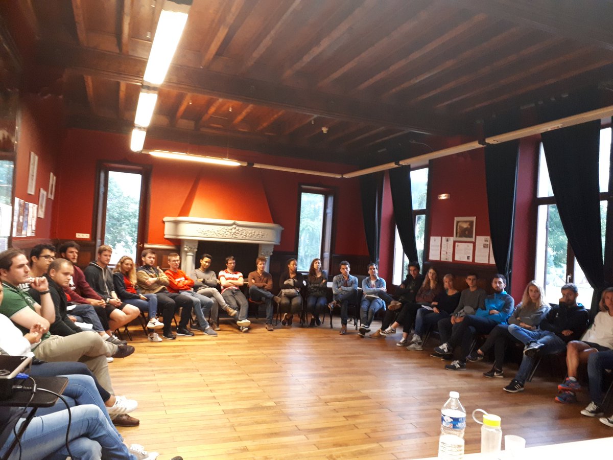 BeaNerson's tweet photo. 1ere rentrée @Grenoble_EM c'est le MS entrepreneur qui lance la série 2017 avec la présentation des enjeux de GEM par @JFFiorina https://t.co/bqQcO4hTAT