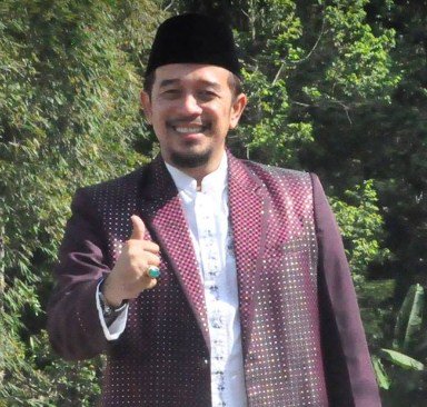 Penampilan AA hari ini beda ya. Selamat Idul Adha Ya