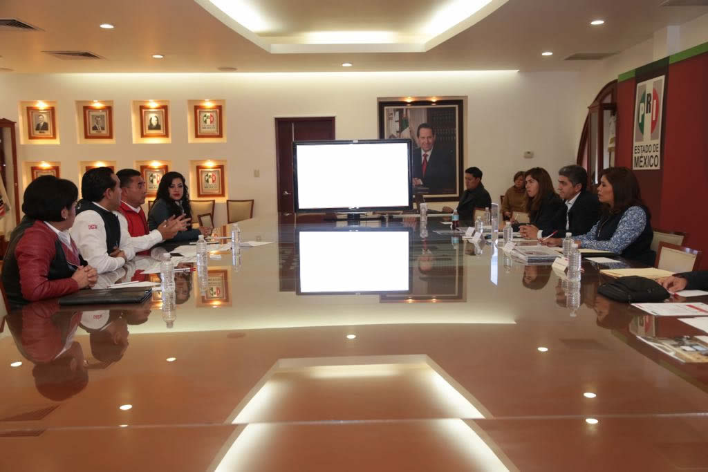 ErnestoNemer's tweet photo. Con la @CNCEdoDeMex y @Esequiel_CNC1 impulsaremos la gestión social en beneficio de los mexiquenses. @alfredodelmazo https://t.co/guvYGDvQv6