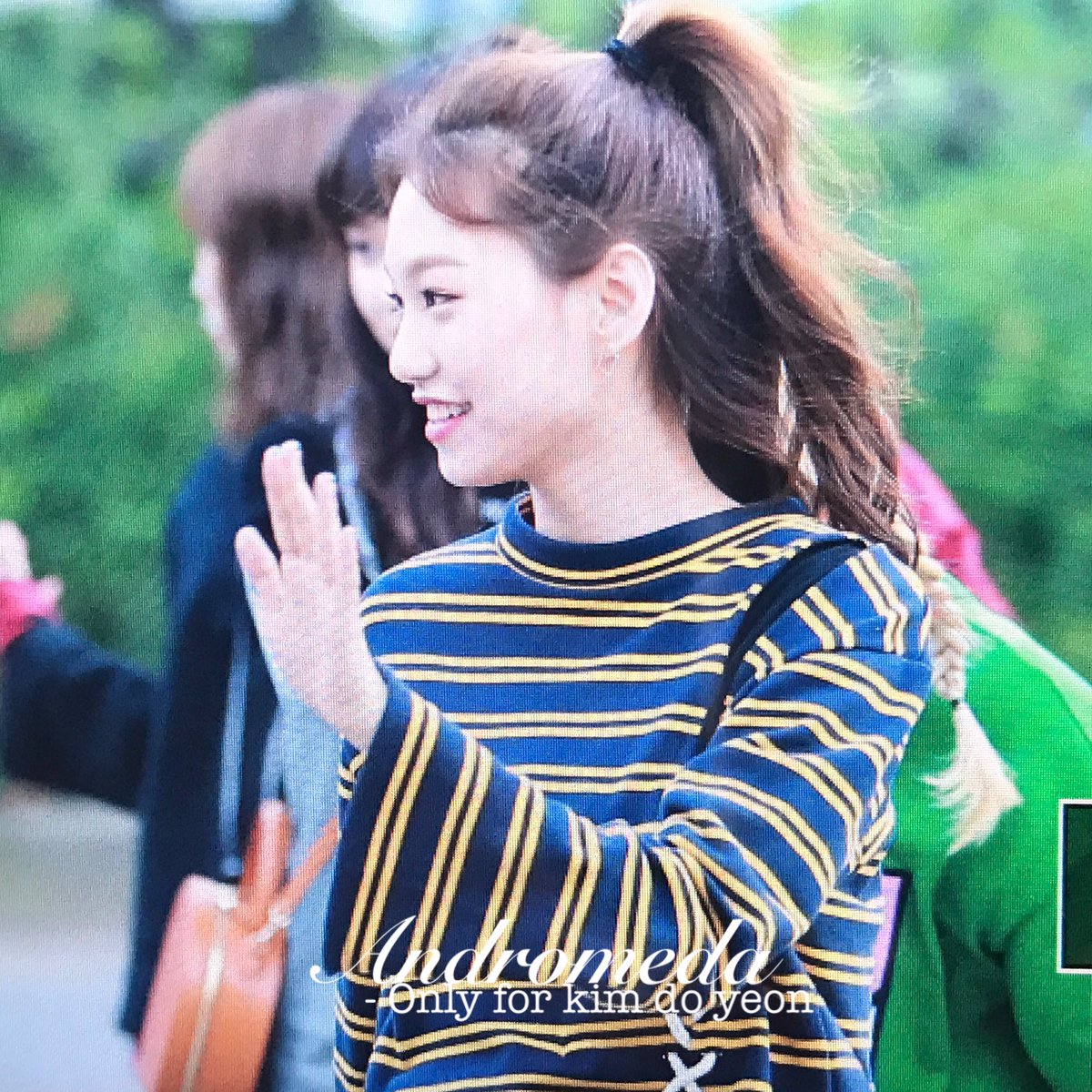 Andromeda_dy's tweet photo. 170901 뮤직뱅크 #WekiMeki #위키미키 #도연 #김도연 https://t.co/FLjcutdoO7