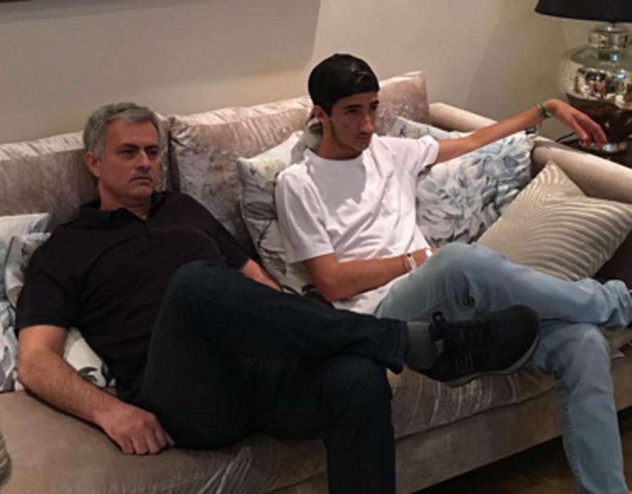 JakePearce82's tweet photo. @andygoldstein05 Look no further pal, @Mahrez22 is chillin with the gaffer watching the window slam shut #TransferDeadineDay https://t.co/N8kuD1LjCt