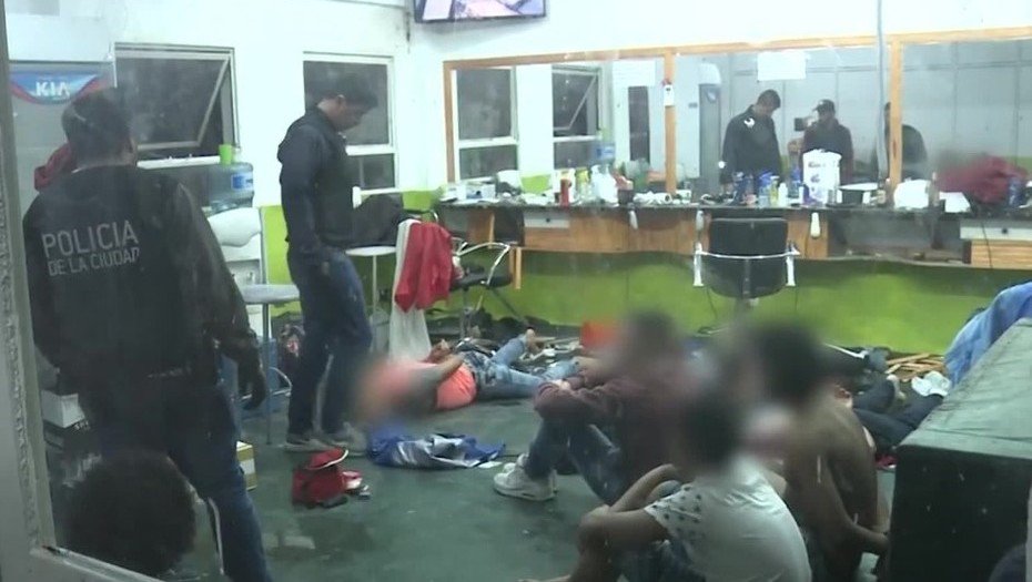 telefenoticias's tweet photo. Peluquerías, la fachada para la venta de drogas. HOY EN #Noti20 los detalles del operativo en Constitución. ¿Cuánta droga secuestraron? https://t.co/yicy9MCgZS
