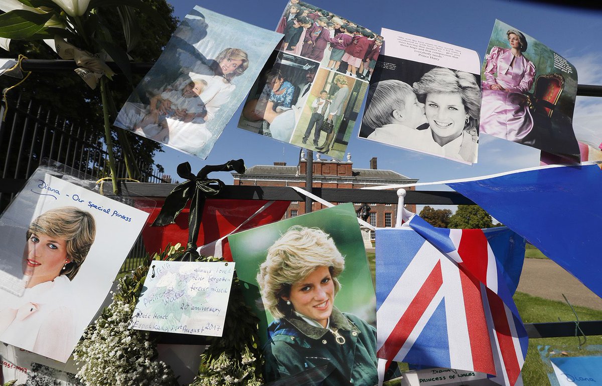 Fans pay tribute to Princess Diana on the 20th anniversary of her death yhoo.it/2gm2Ayz