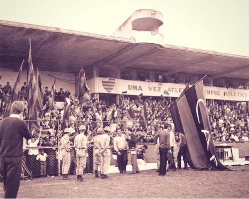 umdoisesportes's tweet photo. ⚽️ IMAGEM CLÁSSICA DO DIA 📷 

Torcida do @atleticopr fazendo EXPLODIR a velha Baixada em 1968. Bandeiras TREMULANDO! https://t.co/oM3hezH0J0