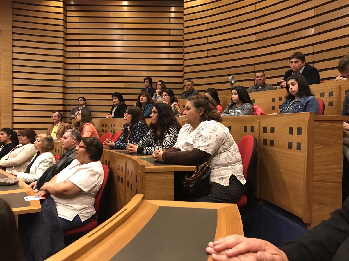 FloresXimena's tweet photo. Terminando el día en @uandes con @InclusivaCom apoyando la #Vinculacionconelmedio 👌#FacCom https://t.co/Cecq2J6a6i