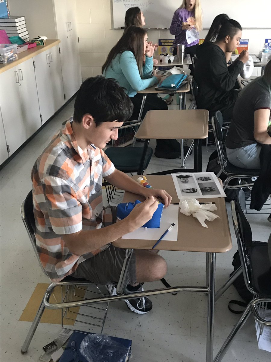 BSKUPS's tweet photo. Who is the REAL you? Psych students are figuring that out w/their introspection masks!@BulldogLife_WHS #d118life #psychrules #introspection https://t.co/IOStds3zqF
