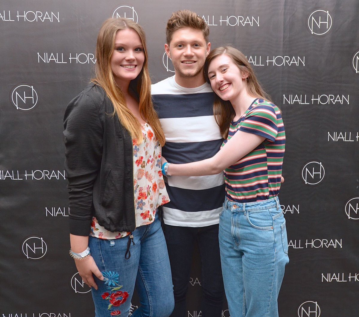 1D_24hNews's tweet photo. Niall meeting fans at the Meet &amp; Greet at #FlickerSessionDublin yesterday!!!

#NiallHoran #Niall #Horan #ThisTown #SlowHands #Nialler https://t.co/fcCckVe7VC