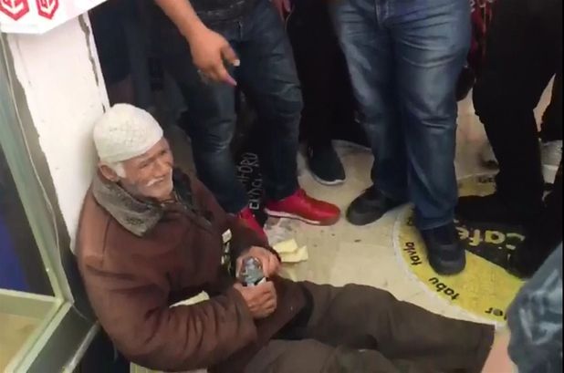 CNN TÜRK (@cnnturk) on Twitter photo Zabıta ıhlamurlarını alınca yaşlı adam gözyaşlarına boğuldu: "Onlar benim çocuklarımın rızkıydı" buff.ly/2eI0zwt Zabıta ıhlamurlarını alınca yaşlı adam gözyaşlarına boğuldu: "Onlar benim çocuklarımın rızkıydı" buff.ly/2eI0zwt