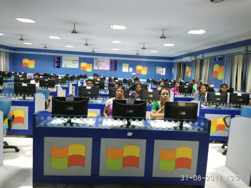 MgrUniversity's tweet image. #MGRUniversity #CSEDept organized Arcgis demo by Mr.Karthik, ESRI which was attended by faculties of Civil, ECE and CSE and GIS students.