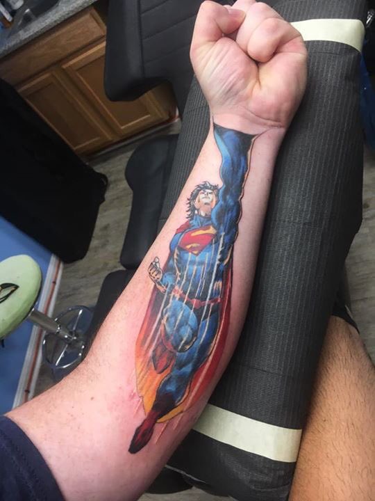 PinzNeedlezMD's tweet photo. Done by Resident Artist @JorgeTat2 #superman #manofsteel #dccomics https://t.co/g88Imajx6Q