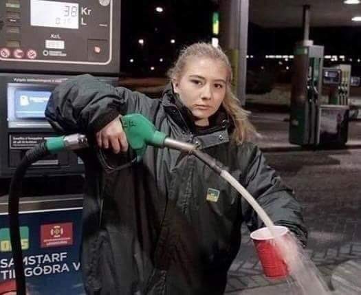 serenaaguiar's tweet photo. "Vou parar de beber, ter uma vida saudável, acordar cedo, cansei dessa vida vazia que não acrescenta em na...." 

Sexta: https://t.co/0CenqnKK4s