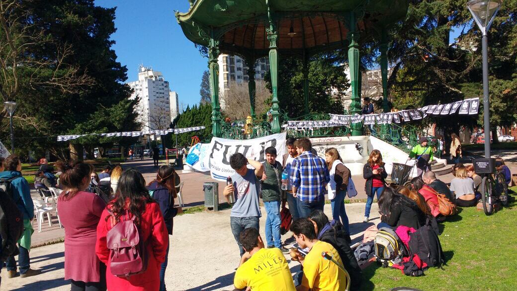 FPMilagroSala's tweet photo. #AHORA en Plaza San Martín exigiendo la aparición con vida de Santiago Maldonado.

#DondeEstaSantiagoMaldonado https://t.co/S3TsbuehwV