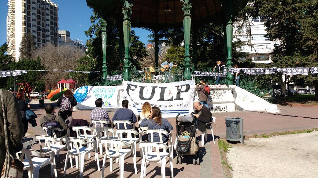 FPMilagroSala's tweet photo. #AHORA en Plaza San Martín exigiendo la aparición con vida de Santiago Maldonado.

#DondeEstaSantiagoMaldonado https://t.co/S3TsbuehwV
