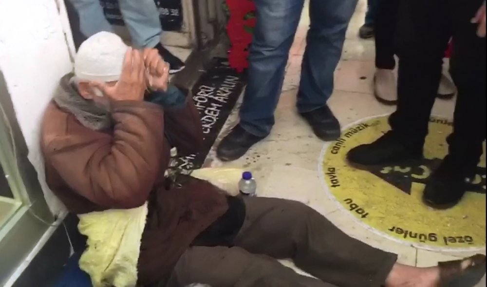Adapazarı'nda zabıtanın ıhlamurlarını elinden aldığı yaşlı amca:"Onlar benim çocuklarımın rızkıydı" diyerek gözyaşına boğulalı 1kaçsaatoldu