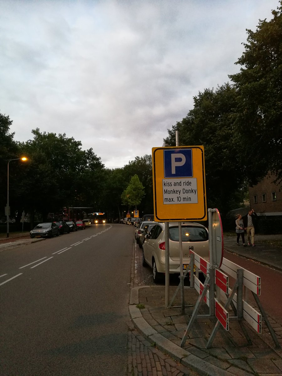 Naituutstad's tweet image. Lekker. Volgende week de hele buurt op de schop vanwege nieuwe riolering en Monkey Donkey claimt even 10 parkeerplaatsen. #komopdefiets