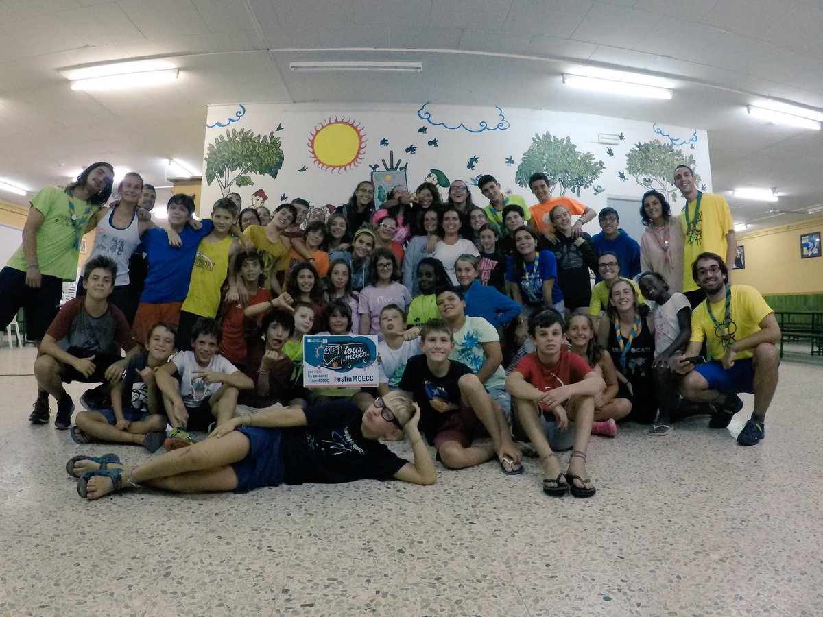 Zona15MCECC's tweet photo. El #TourMCECC visita les dues darreres colònies d'#EstiuMCECC d'esplais de #Zona15MCECC! Gràcies @esplai_erol i @LOlladeGrills!🌴💛 https://t.co/Xxevf9aZOU