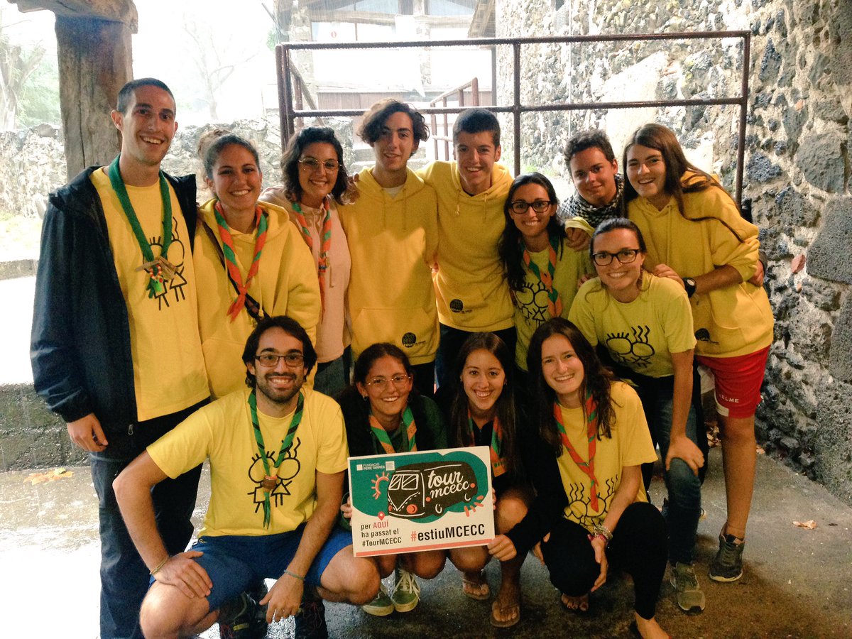 Zona15MCECC's tweet photo. El #TourMCECC visita les dues darreres colònies d'#EstiuMCECC d'esplais de #Zona15MCECC! Gràcies @esplai_erol i @LOlladeGrills!🌴💛 https://t.co/Xxevf9aZOU