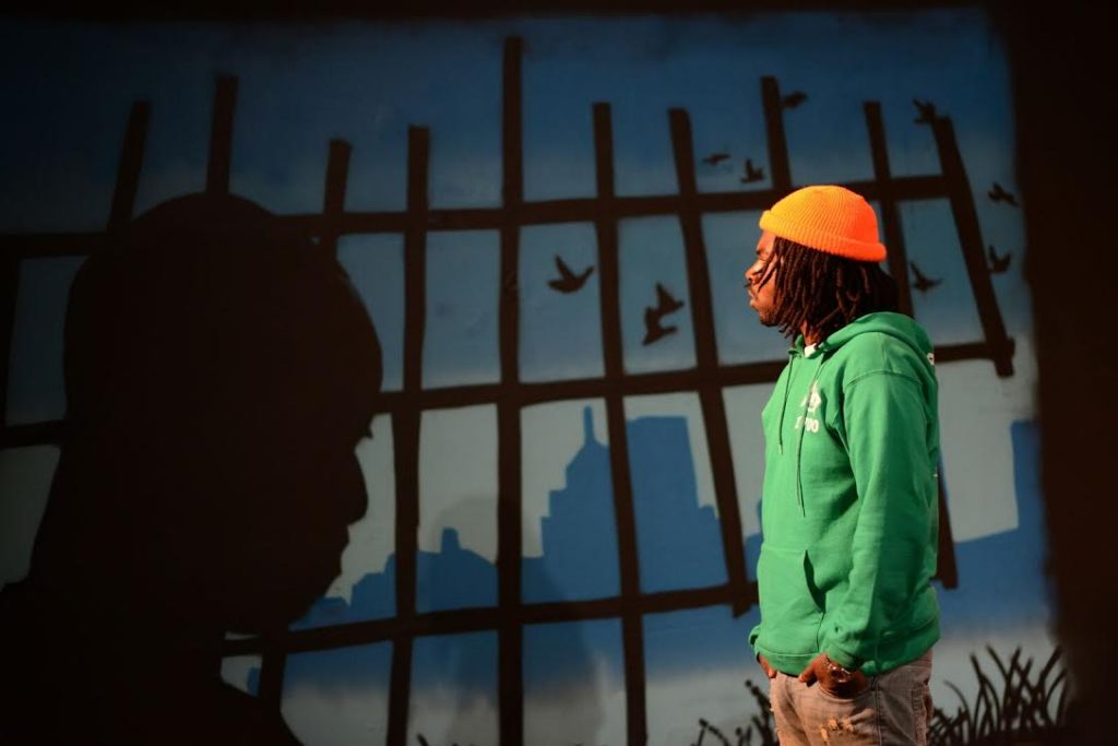 A Deep Dive Into the Prison-Industrial Pipeline in “Beyond the Bars” oakulture.com/2017/08/31/a-d…