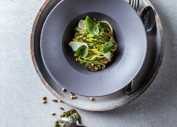 Ga voor groen met deze groentevariant van de klassieke pasta pesto: bit.ly/2nEDhd4 #gavoorkleur #recept