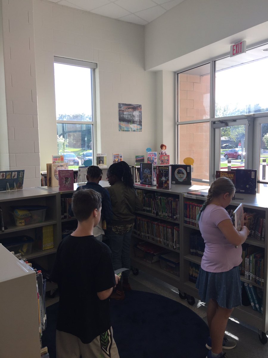 BernadetteJT's tweet photo. 5 grade Ss @Camey_ES choosing books today #fulllibrary #happylibrarian #lisdlib #cameypride https://t.co/6GJtZFcHTE
