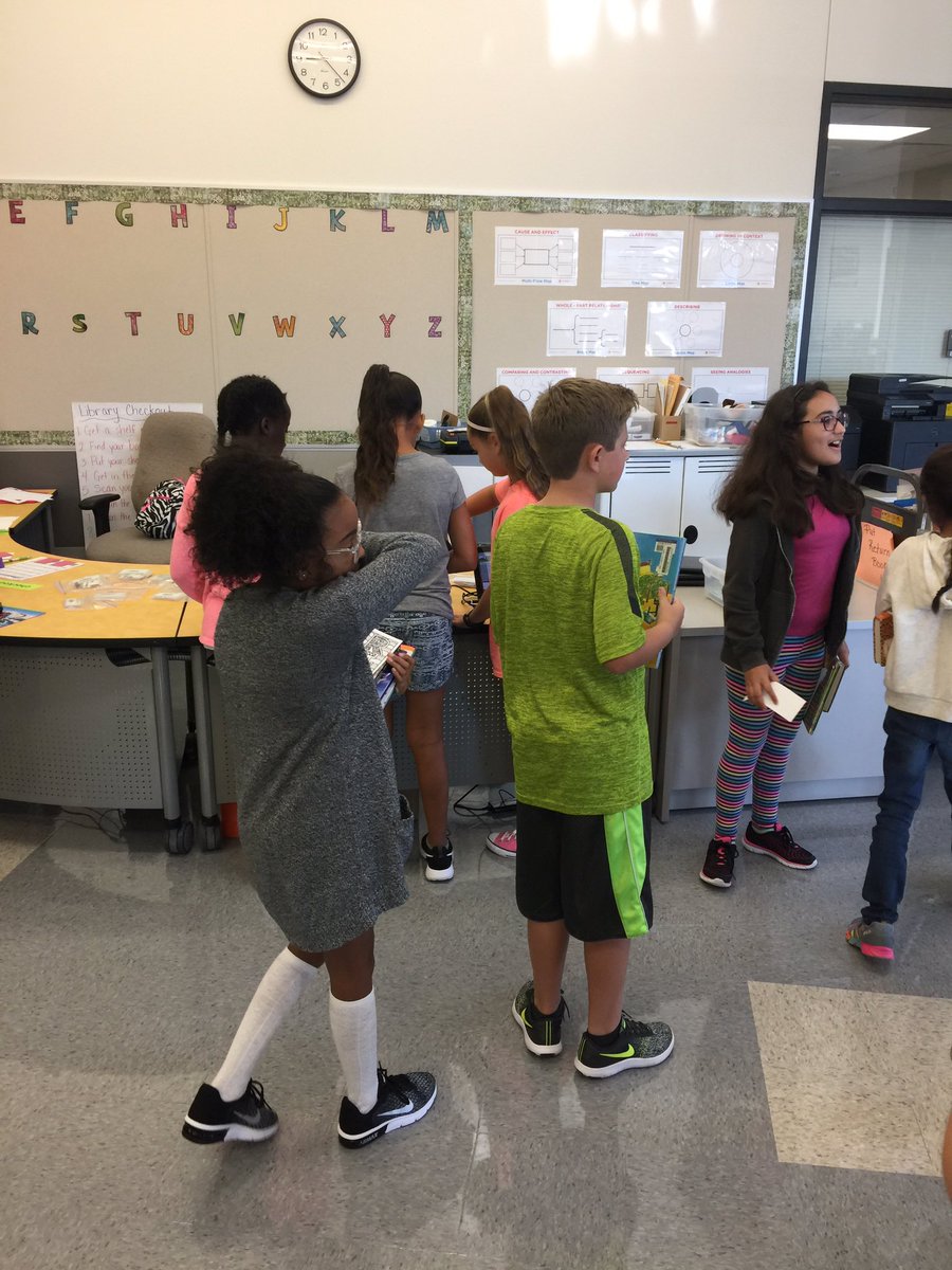 BernadetteJT's tweet photo. 5 grade Ss @Camey_ES choosing books today #fulllibrary #happylibrarian #lisdlib #cameypride https://t.co/6GJtZFcHTE