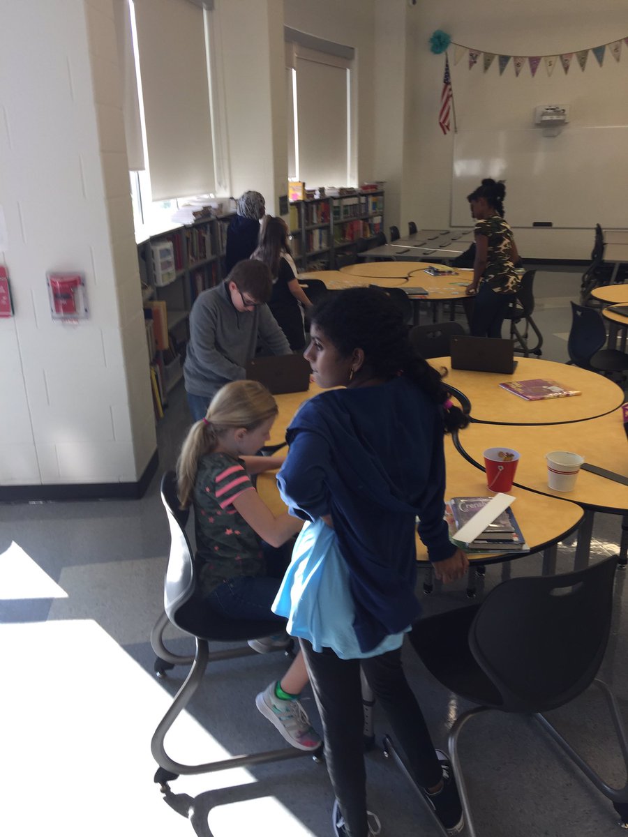 BernadetteJT's tweet photo. 5 grade Ss @Camey_ES choosing books today #fulllibrary #happylibrarian #lisdlib #cameypride https://t.co/6GJtZFcHTE