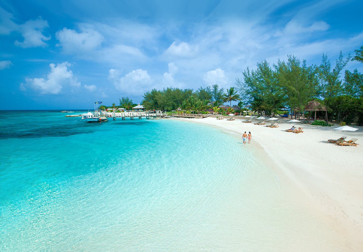 emvacations's tweet photo. Stretches of powdery white sand, windex waters and clear blue skies await you on the... https://t.co/4lJni1RfqB https://t.co/10o8otXHT5
