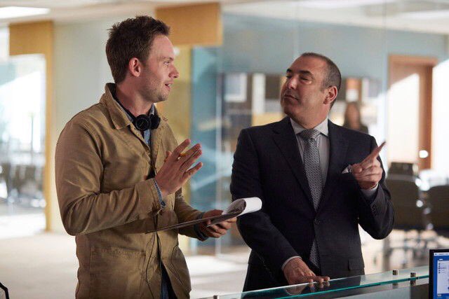 Suits_AR's tweet photo. الممثل "باتريك ج.آدامز" أثناء إخراجه الحلقة الثامنة بعنوان "100" والتي عُرضت مساء الليلة الماضية. https://t.co/SfC00TdpPz