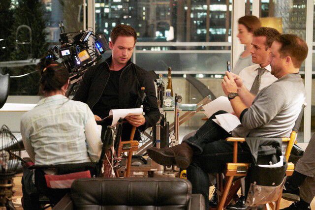 Suits_AR's tweet photo. الممثل "باتريك ج.آدامز" أثناء إخراجه الحلقة الثامنة بعنوان "100" والتي عُرضت مساء الليلة الماضية. https://t.co/SfC00TdpPz