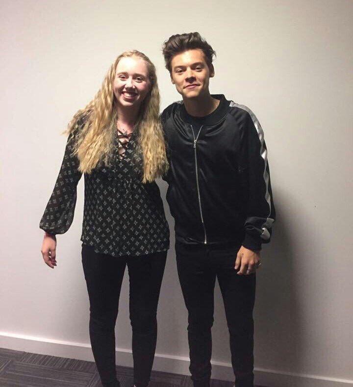 HStylesUA's tweet photo. 📸|| Harry con fans ayer https://t.co/0mN2ro5hxA