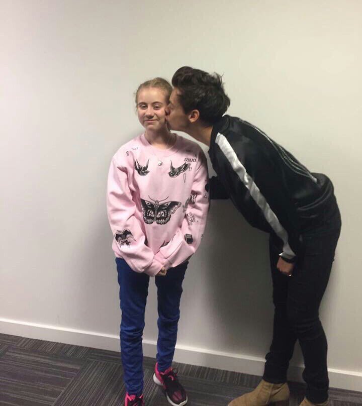 HStylesUA's tweet photo. 📸|| Harry con fans ayer https://t.co/0mN2ro5hxA