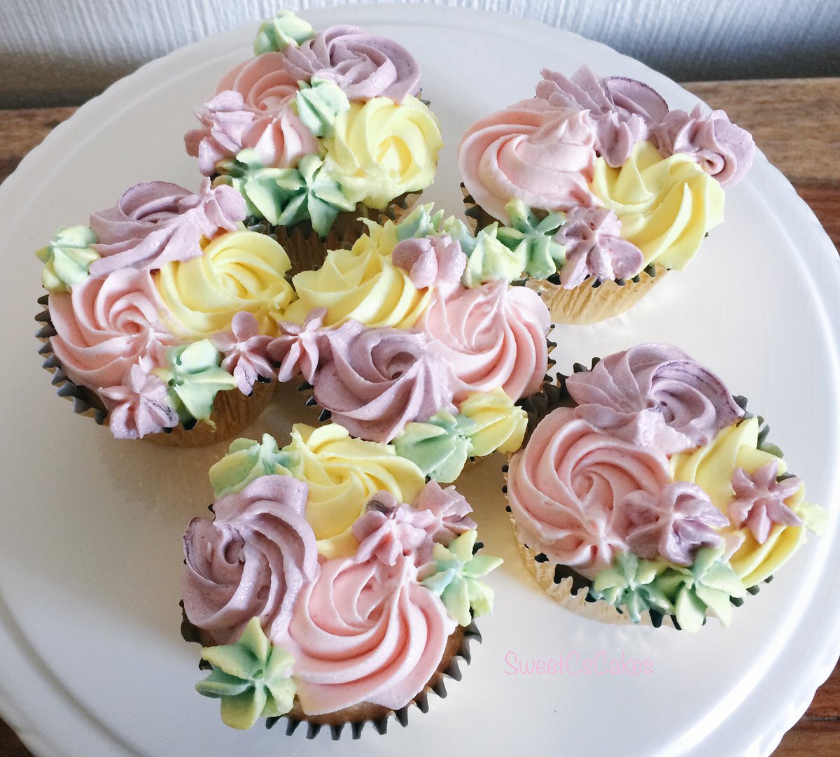 Vanilla cupcakes xx #colourful #cupcakes #vanilla #buttercream