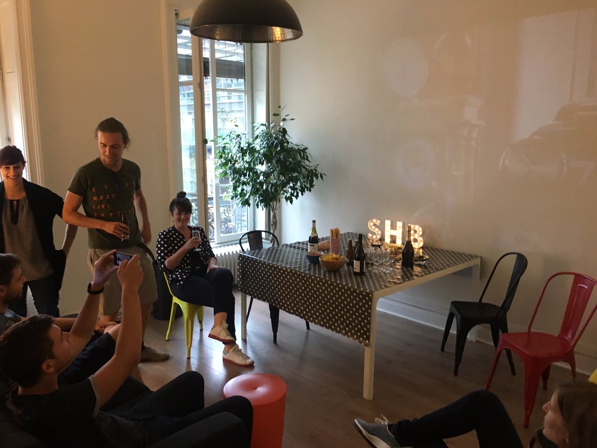 Ce soir c'est apéro suivi de la projection en avant première de... retour vers le futur!