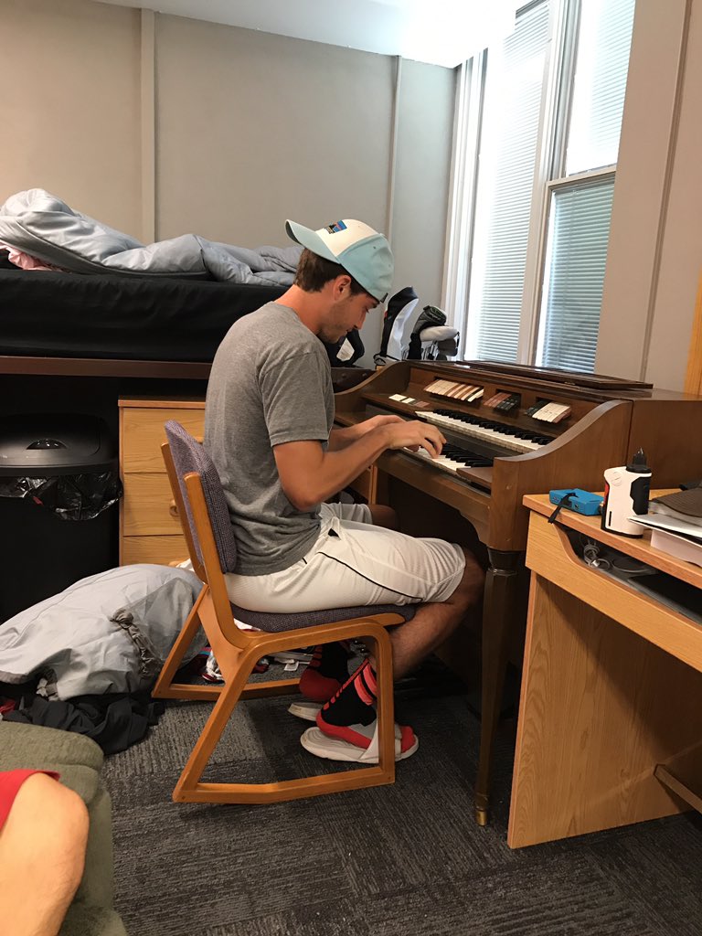 dartmas123's tweet photo. My roommate went to the store to get a couch for our room and came back with a organ https://t.co/9aeGkVdrnE
