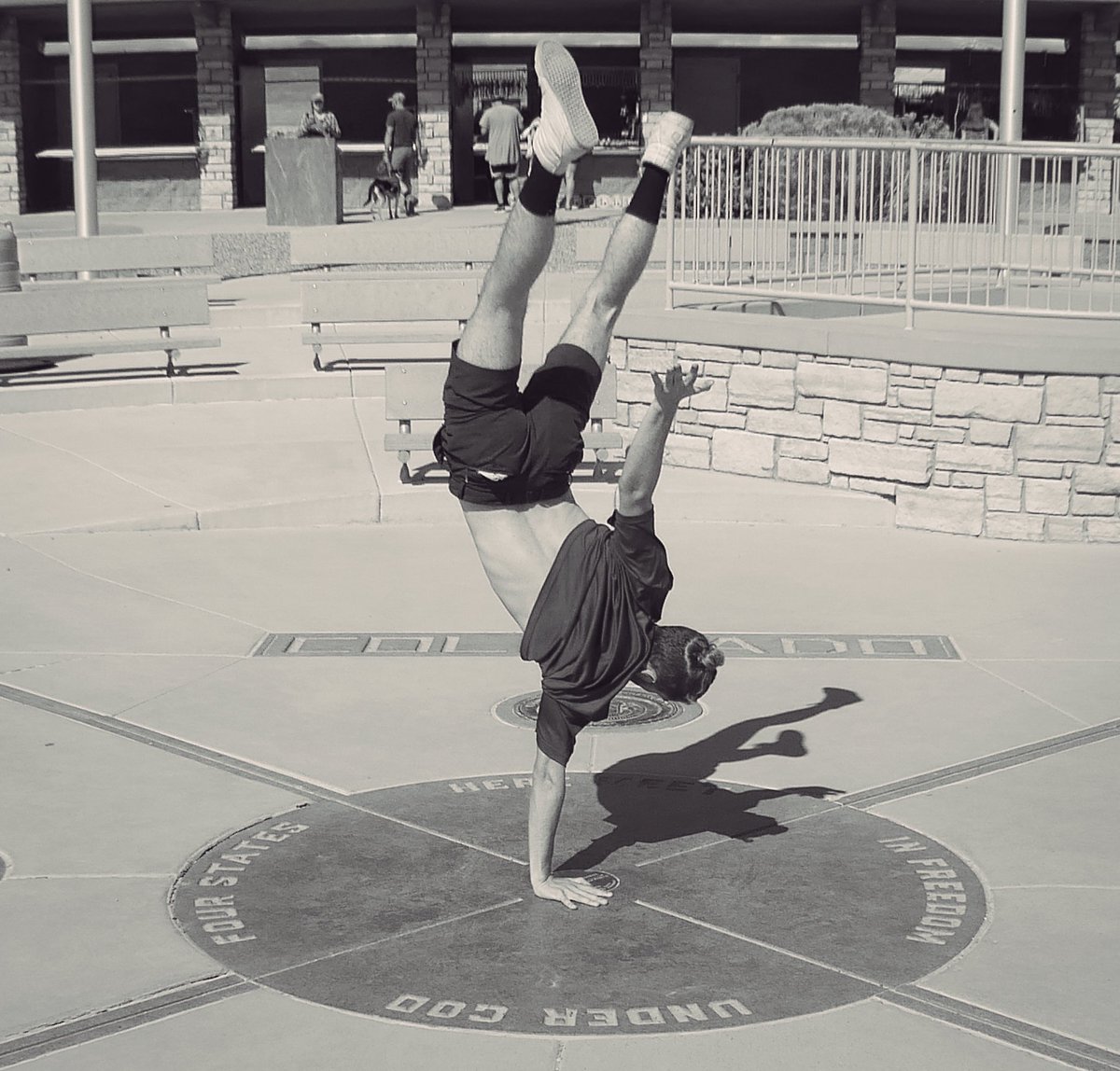 ExplorerPhotos's tweet image. Four states on one hand