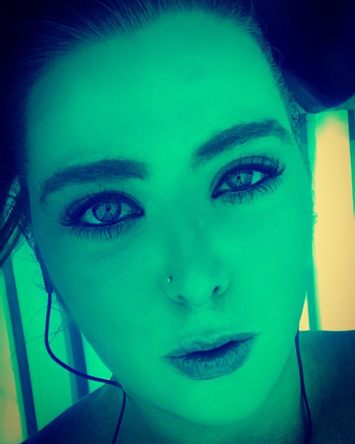 CatLouBateman's tweet photo. #sunbed #sunbedselfie #tan #sun #tanning #brown #makeup #beauty #beautyblogger #sunbedtime #catchingrays #fakebake #followme #like4like https://t.co/SBPCJCtizr