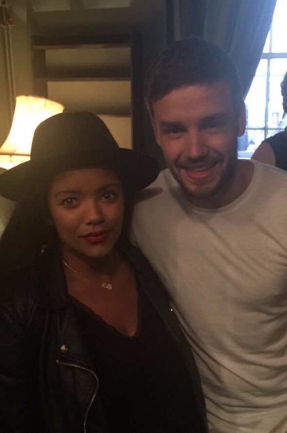 lasgrowns's tweet image. Liam hoy en Londres!