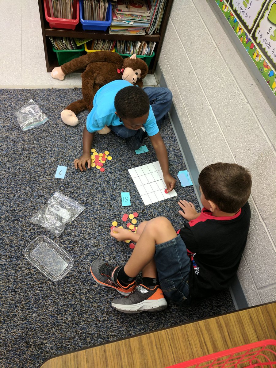 MrsRsClass1's tweet photo. Students engaged in Math Workshop! @FourOaksES @RaynorElizabeth #firstgrade https://t.co/C7mGAB0qXc