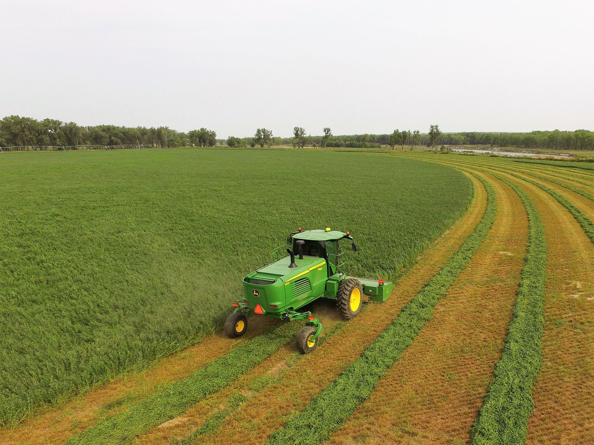 DanEsling's tweet photo. Great demo of a @JohnDeere #W235 in irrigated alfalfa. One very impressed customer in Central #NorthDakota #hay17 @rdoequipment https://t.co/MzoC4UHVOz