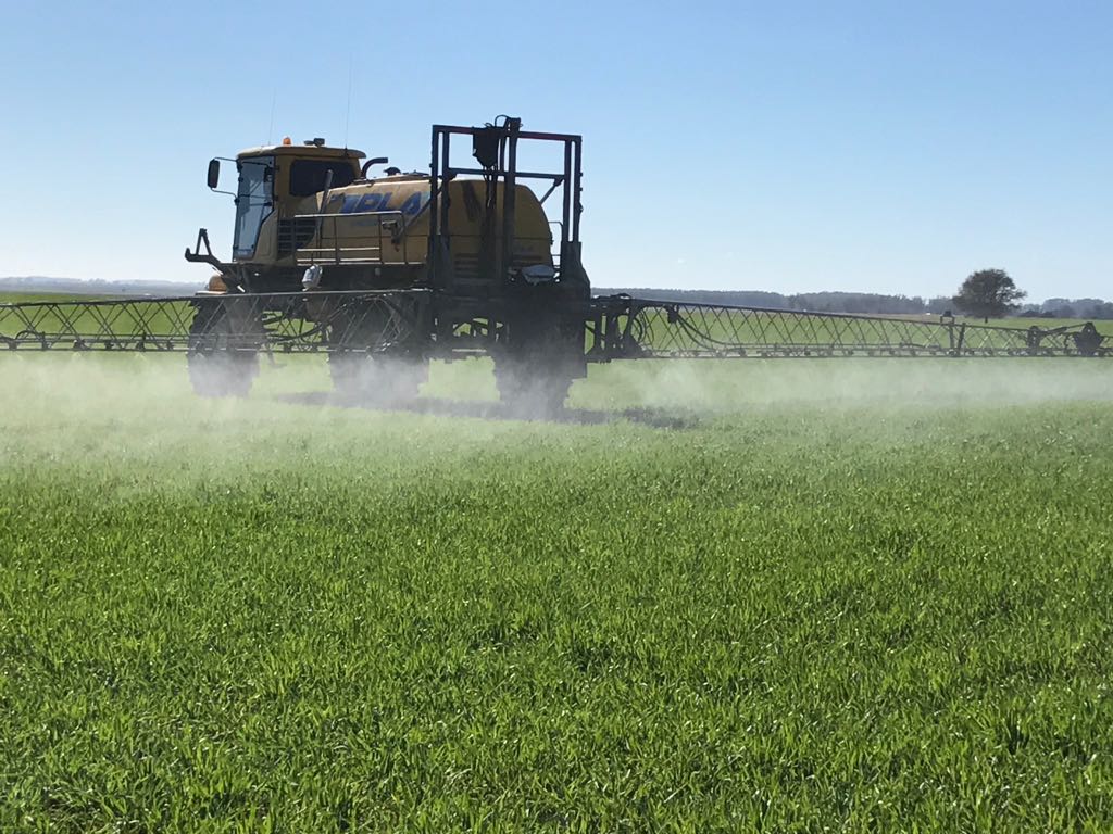 CuthillAgro's tweet photo. Parte del equipo de #Cuthill controlando #aplicaciones de fungicidas en cebada 🌾🌾 #LasTalas #Fulton #BuscandolosMejoresResultados https://t.co/7Mia8oZGZr