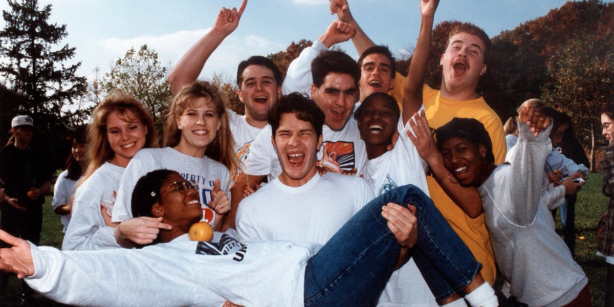 WesternMichU's tweet photo. Welcoming new students to campus brings a smile to our faces! #tbt #WMU #fallwelcome2017 https://t.co/he3bJpbGEA