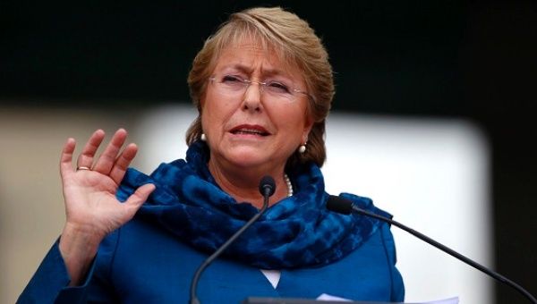 encandelashow's tweet photo. Presidenta de #Chile, Michelle Bachelet, legaliza matrimonio gay y adopción homoparental. Aquí sus declaraciones: https://t.co/DERkuxPlYw https://t.co/vhD8j40GlE