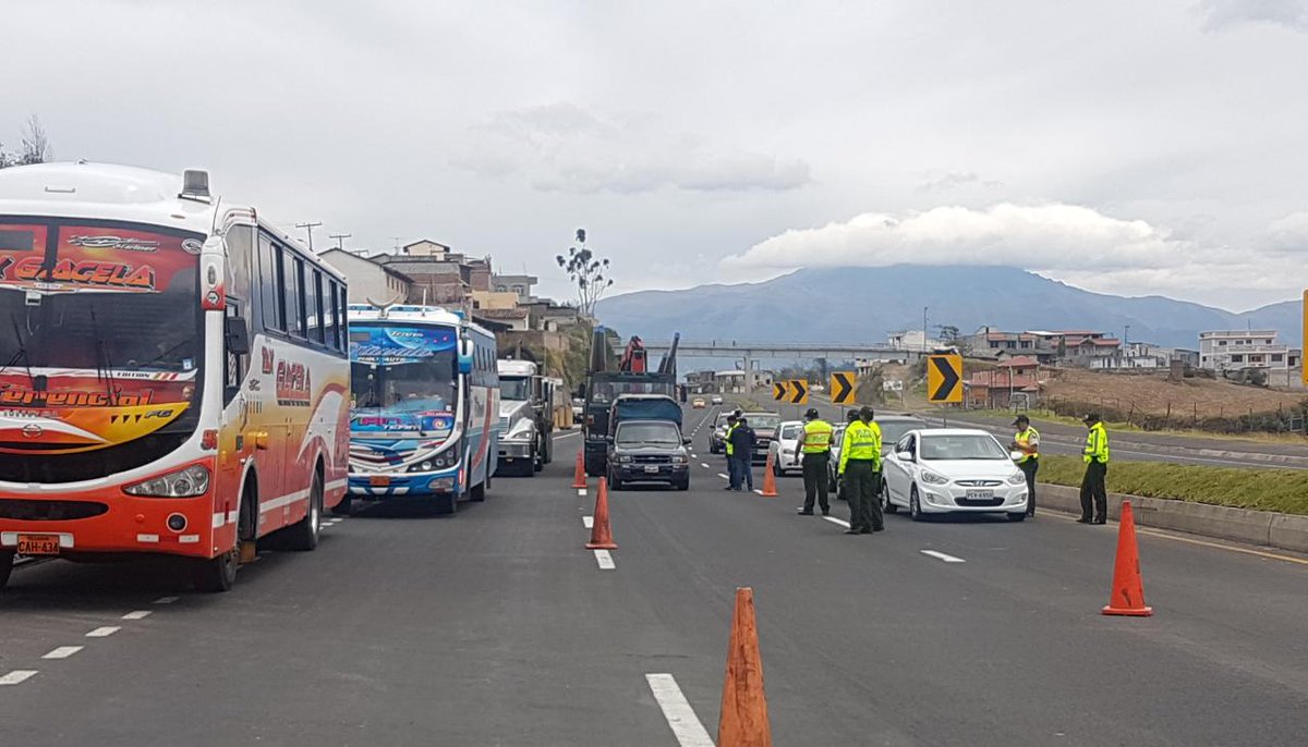 ANT_ECUADOR's tweet photo. #ANTImbabura realiza operativo de control en la vía E35, cantón Otavalo.
🚗Vehículos revisados: 65
❎🚛Vehículos sancionados: 3 https://t.co/drey71YMP5