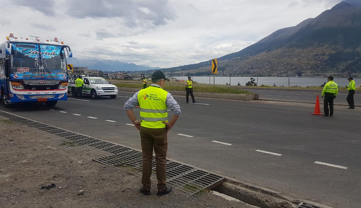 ANT_ECUADOR's tweet photo. #ANTImbabura realiza operativo de control en la vía E35, cantón Otavalo.
🚗Vehículos revisados: 65
❎🚛Vehículos sancionados: 3 https://t.co/drey71YMP5