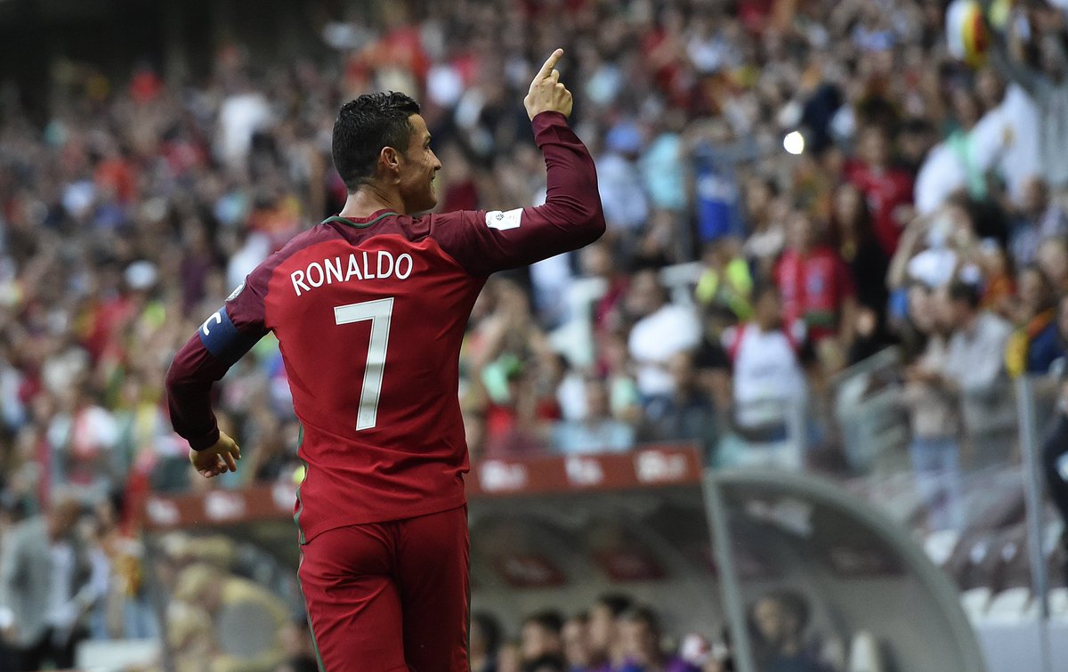 mundodabola's tweet photo. Cristiano Ronaldo tem 78 gols com a camisa de Portugal. Pelé marcou 77 gols com a camisa da seleção brasileira. TEM QUE RESPEITAR! 🔥 https://t.co/DdanLSoxwP