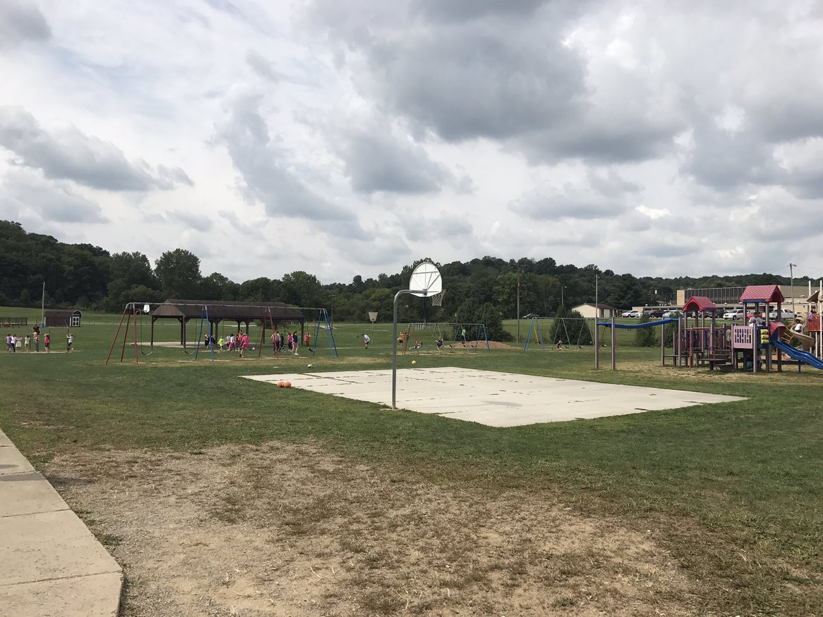 BrookColts's tweet photo. Having fun outside until Harvey brings the rain #recess2017 #BrookColts https://t.co/LTiTM0FKbu