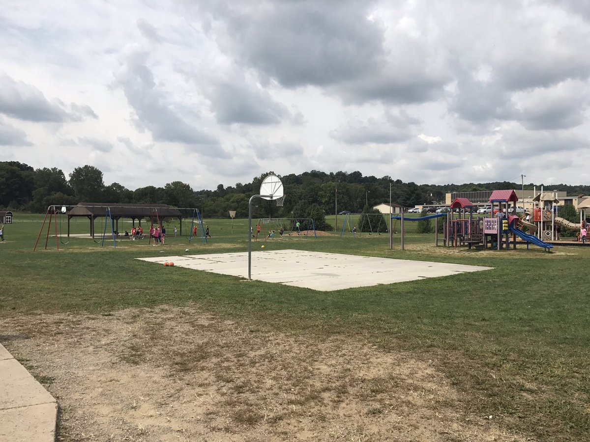 BrookColts's tweet photo. Having fun outside until Harvey brings the rain #recess2017 #BrookColts https://t.co/LTiTM0FKbu