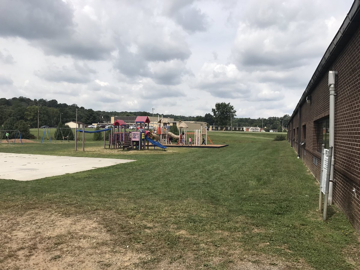 BrookColts's tweet photo. Having fun outside until Harvey brings the rain #recess2017 #BrookColts https://t.co/LTiTM0FKbu