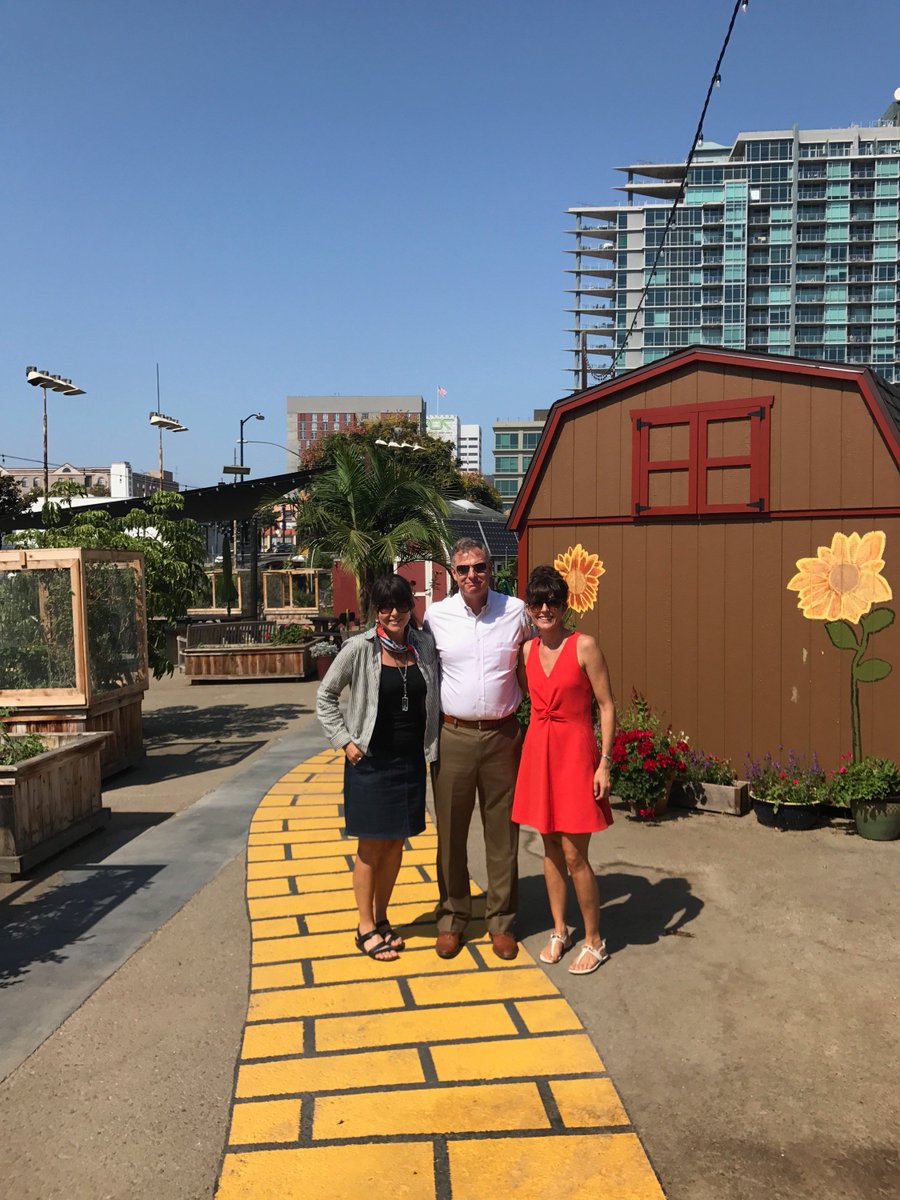 MakersQuarter's tweet image. Thank you @RepScottPeters for visiting @MakersQuarter!
@HumaneSmarts @UrbanDiscoveryA @fablabsd 
#FuseIntegration
#MQBlockD 
#InnovationHub